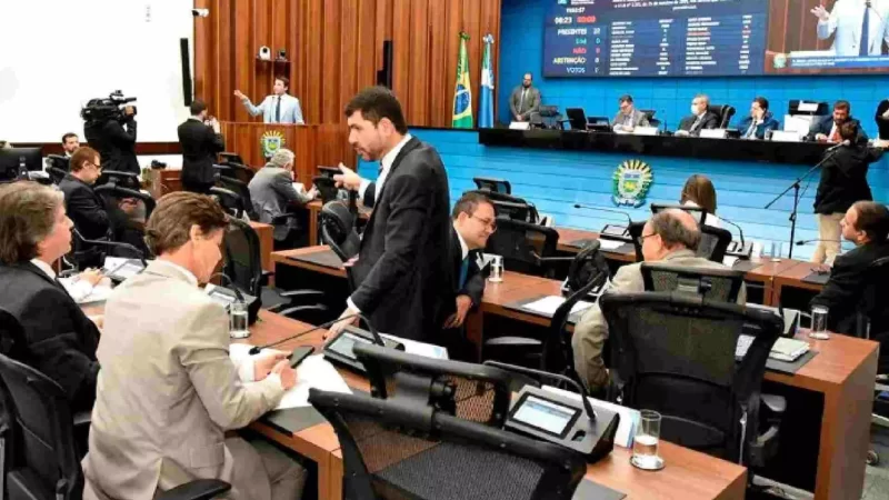 Deputados votam reajuste de 5,06% no salário dos servidores estaduais nesta quinta