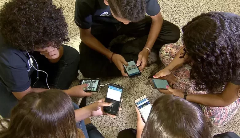 Adolescentes não têm apoio para lidar com redes sociais, diz pesquisa
