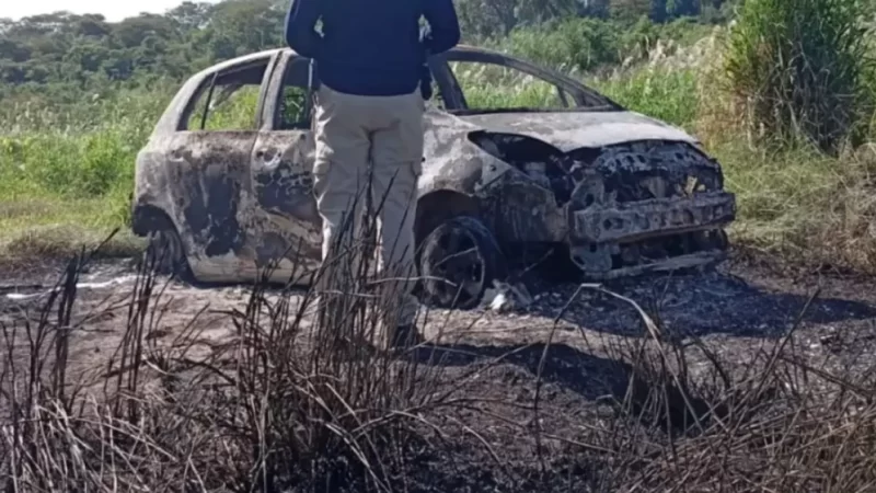 Veículo usado em execução de advogado na fronteira é encontrado incendiado
