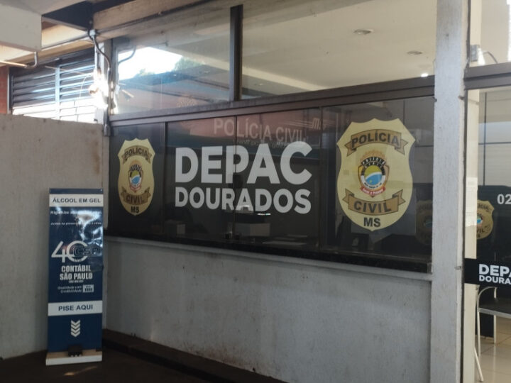 Estudante é preso após andar pelado por condomínio e tentar invadir casa da vizinha