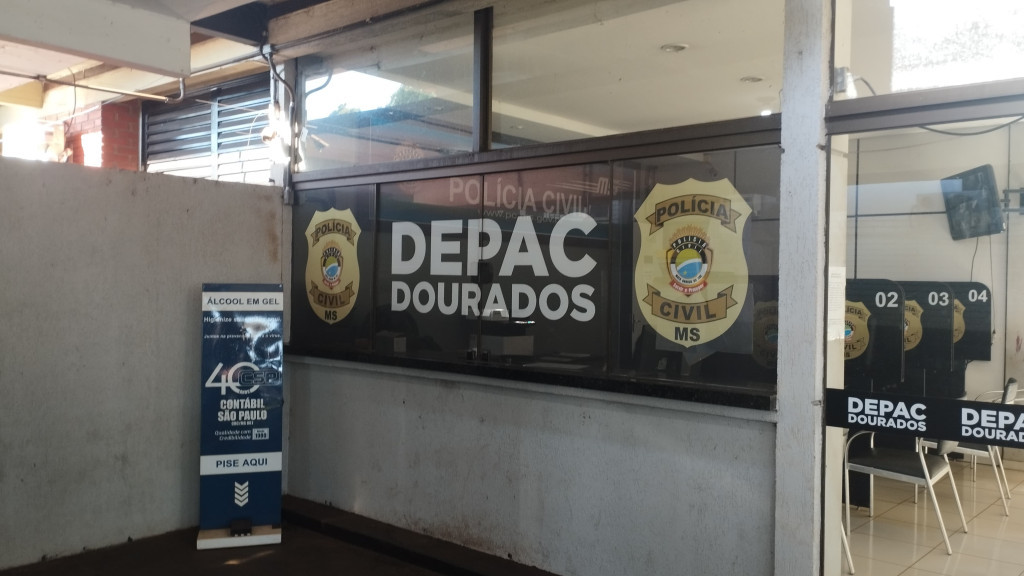 Estudante é preso após andar pelado por condomínio e tentar invadir casa da vizinha