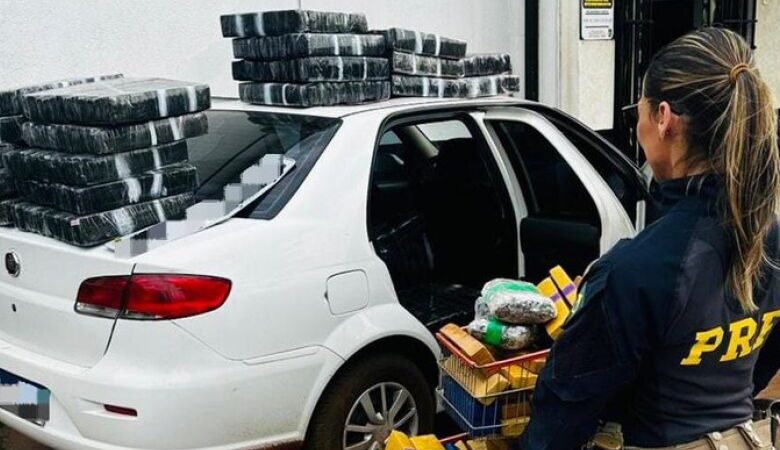 Motorista foge a pé de abordagem e abandona carro com quase 1t de drogas