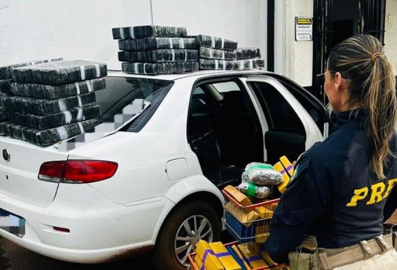 Motorista foge a pé de abordagem e abandona carro com quase 1t de drogas