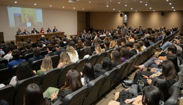 Aula Magna sobre precedentes jurídicos reúne ministros das cortes superiores na Unigran