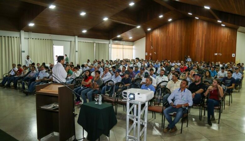 Palestras e leilão marcam a segunda-feira na 59ª Expoagro em Dourados