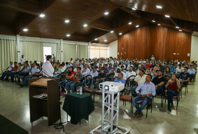 Palestras e leilão marcam a segunda-feira na 59ª Expoagro em Dourados