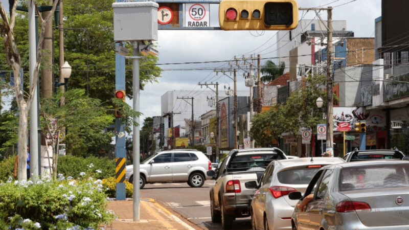 Fiscalização de avanço do sinal vermelho diminui acidentes pela metade
