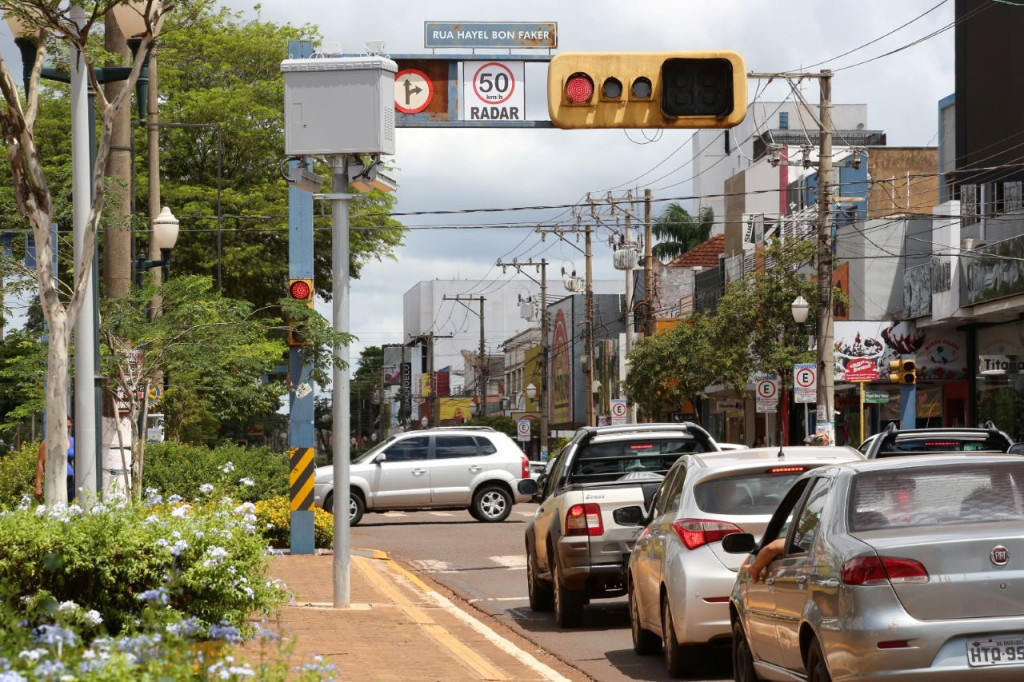 Fiscalização de avanço do sinal vermelho diminui acidentes pela metade