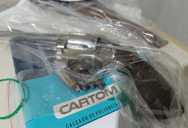 Foragido joga arma no quintal ao ver viatura e acaba preso