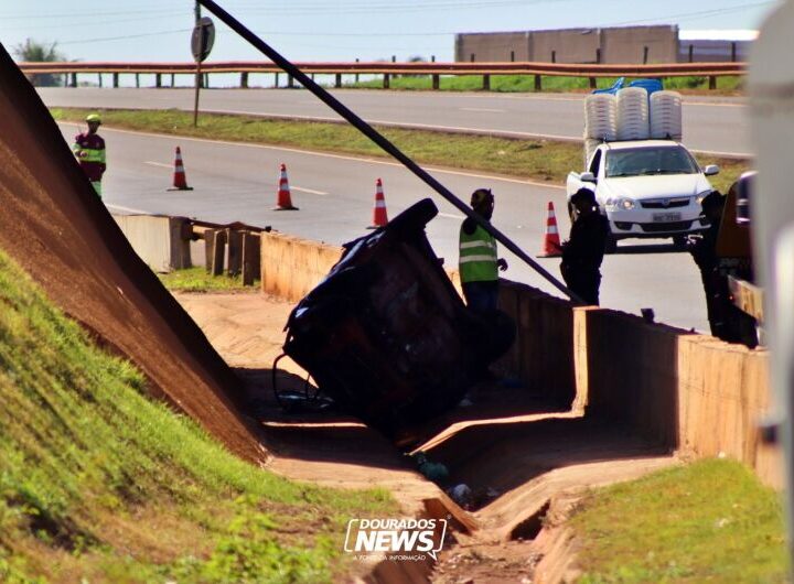 Motorista cai com carro na BR-163 após passar por vão de viaduto em Dourados