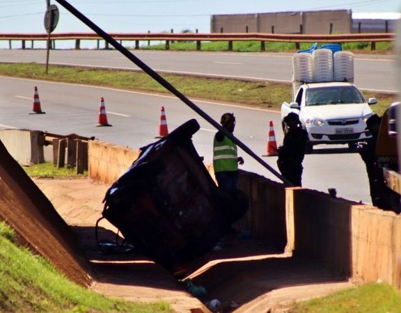 Motorista cai com carro na BR-163 após passar por vão de viaduto em Dourados