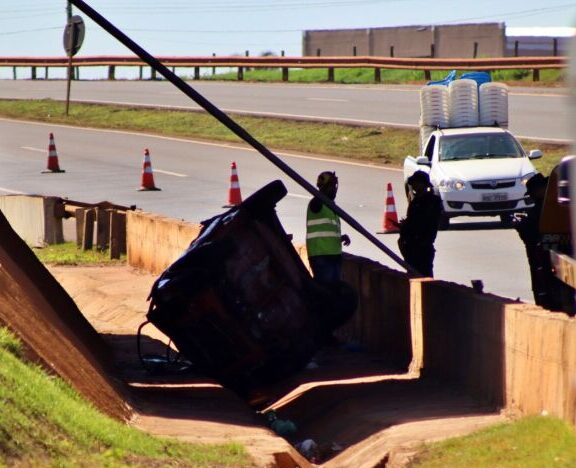 Motorista cai com carro na BR-163 após passar por vão de viaduto em Dourados