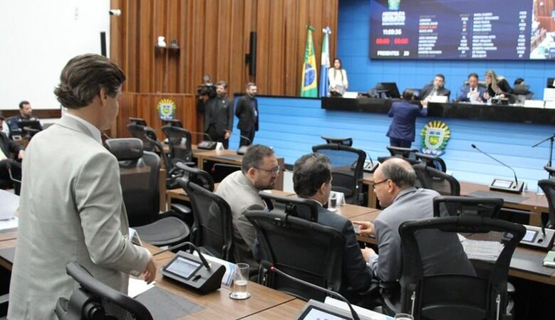 Deputados votam quatro projetos na primeira sessão da semana na Assembleia