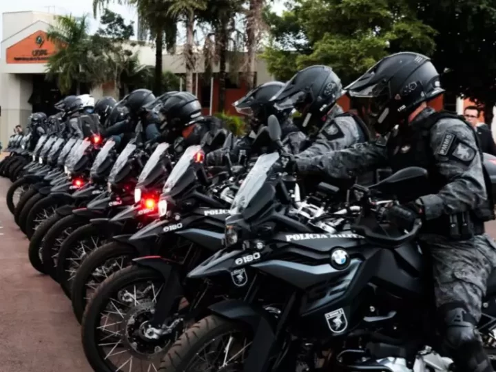 Motorista bêbado lança carro contra viaturas do Rocam e dois policiais ficam feridos