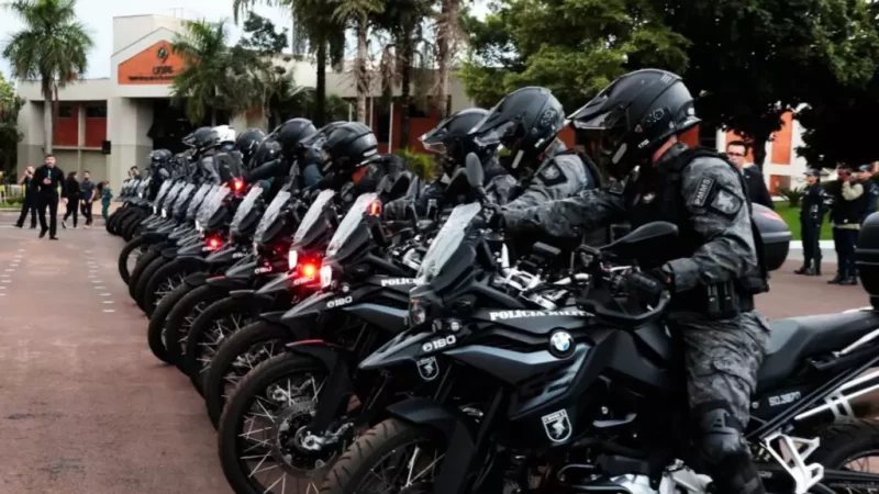 Motorista bêbado lança carro contra viaturas do Rocam e dois policiais ficam feridos