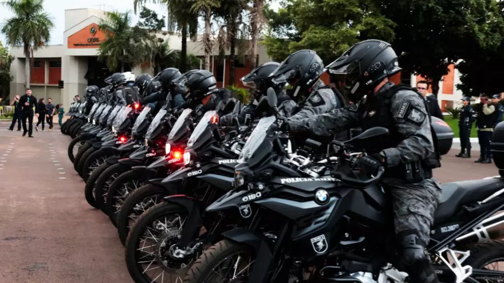 Motorista bêbado lança carro contra viaturas do Rocam e dois policiais ficam feridos