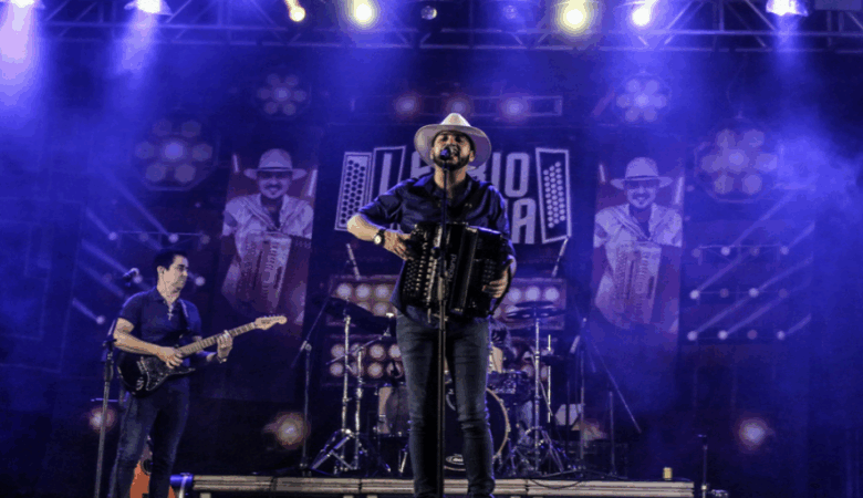 Fábio Cunha se apresenta no Arraial do Banho de São João em Ladário