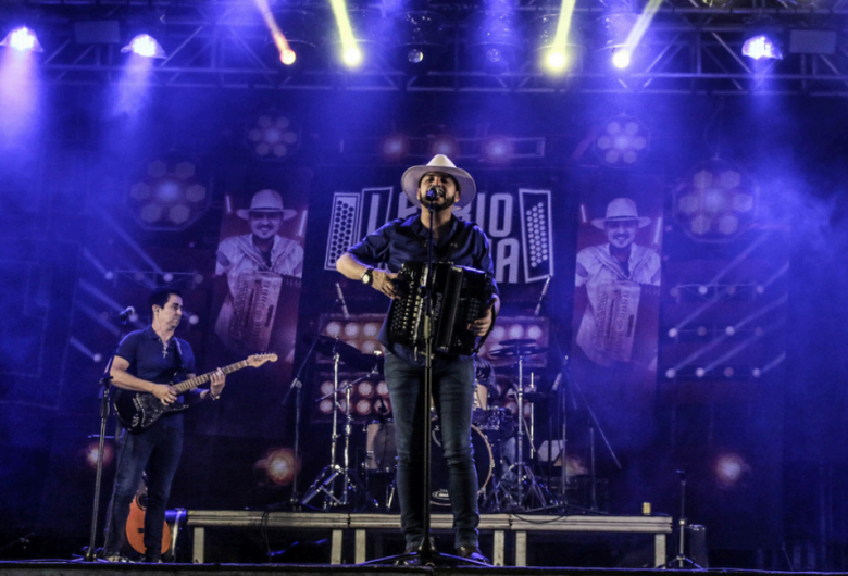 Fábio Cunha se apresenta no Arraial do Banho de São João em Ladário