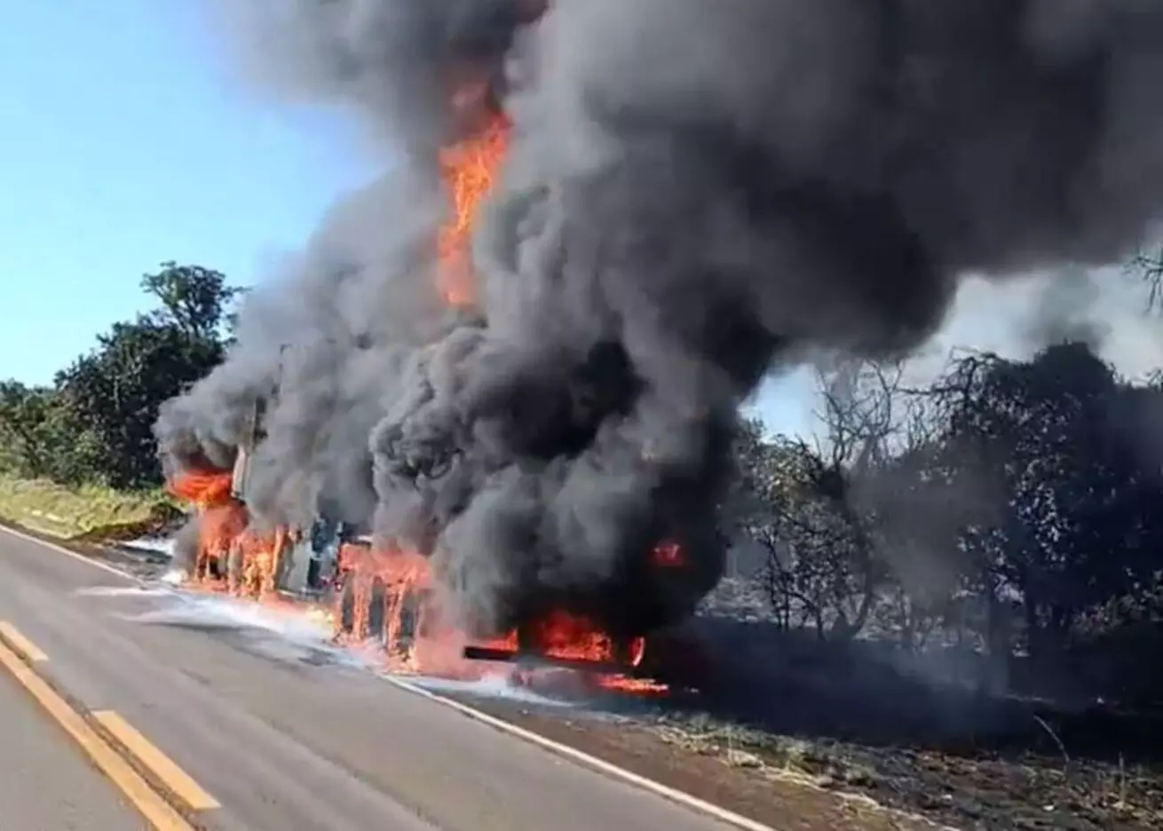 Carreta pega fogo na MS-134 após vazamento de combustível