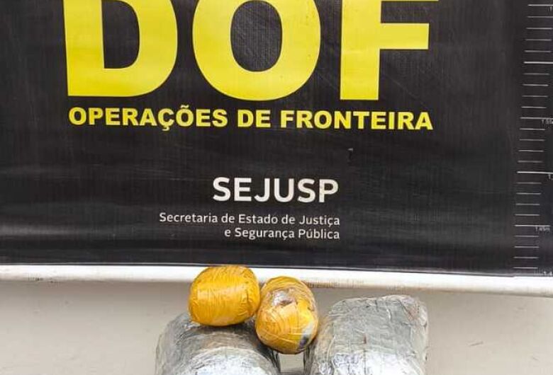 Homem é flagrado com maconha, haxixe e skunk dentro de ônibus