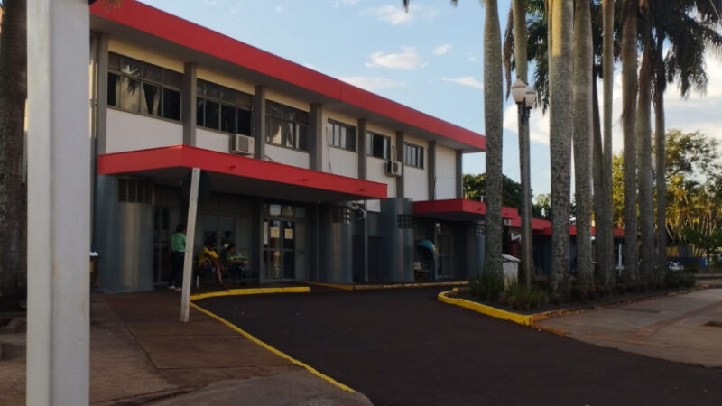 Jovem é esfaqueado com golpes de canivete após briga em distribuidora