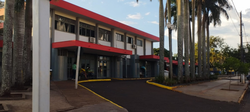 Jovem é esfaqueado com golpes de canivete após briga em distribuidora