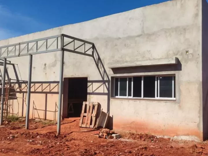 Descontrolado, homem destrói mobília de residência, ameaça a mulher e vai preso