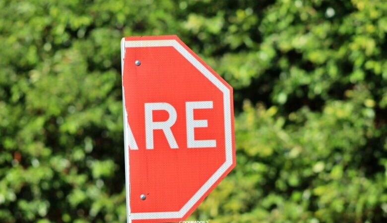 Vandalismo e destruição de placas de sinalização causam transtornos em Dourados