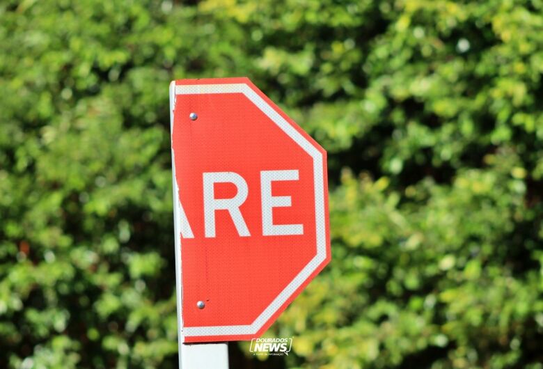 Vandalismo e destruição de placas de sinalização causam transtornos em Dourados