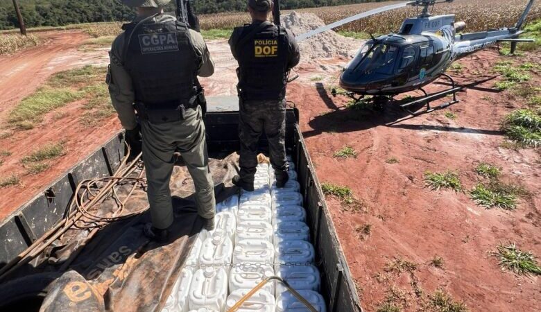 De helicóptero, policiais avistam veículo e apreendem 100 galões de agrotóxicos contrabandeados