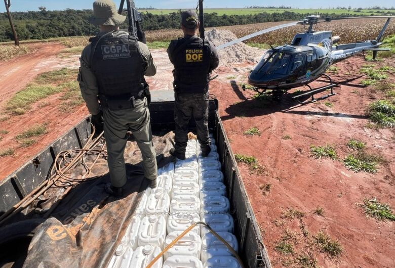 De helicóptero, policiais avistam veículo e apreendem 100 galões de agrotóxicos contrabandeados