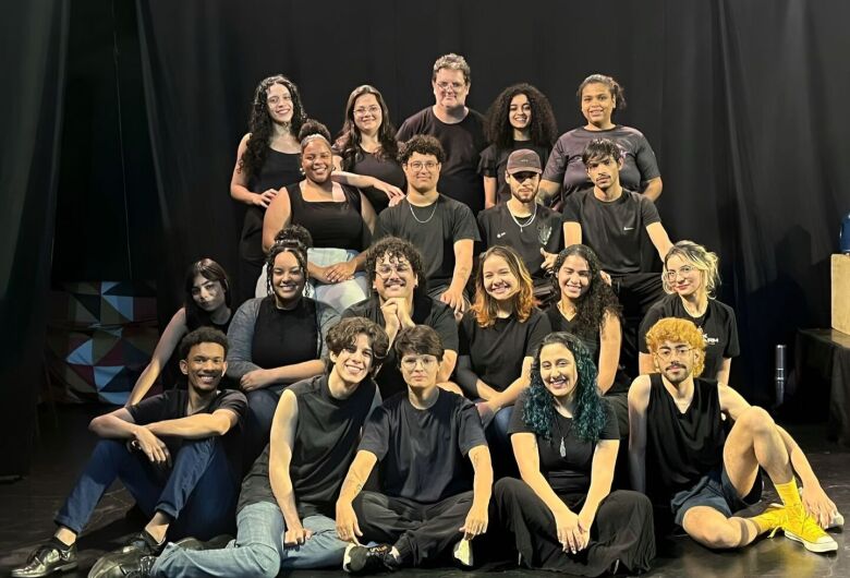 Espetáculo gratuito mescla humor e crítica sobre a transição do rádio para TV