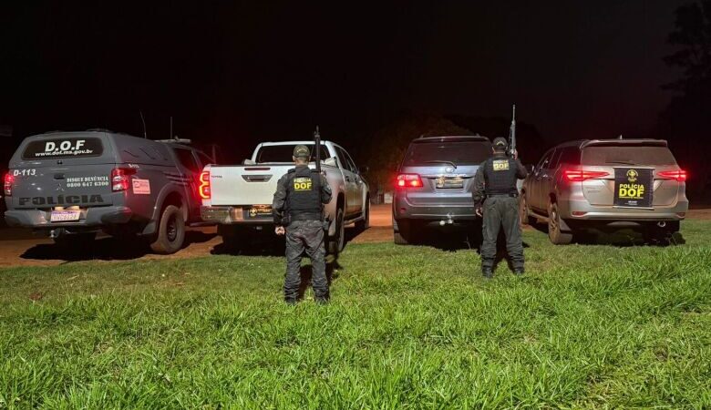 Comboio de veículos furtados é apreendido, mas motoristas conseguem escapar