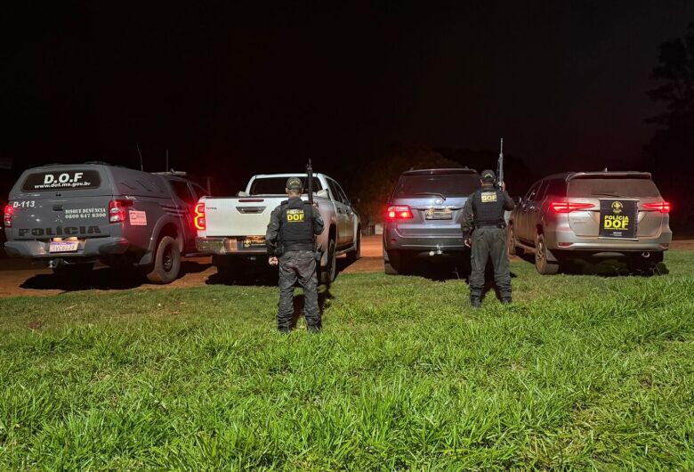 Comboio de veículos furtados é apreendido, mas motoristas conseguem escapar