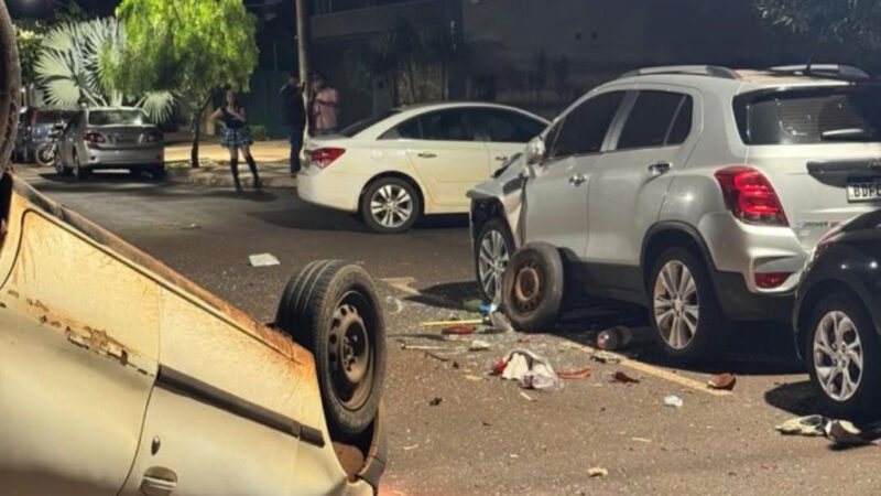 Na contramão, condutora bêbada bate em carros e capota na General Osório