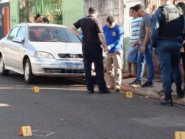 Após morte de jovem, carro é atingido por 5 tiros em guerra de famílias
