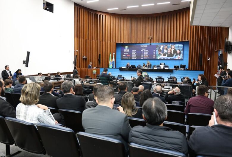 Pautado em redação final aviso prévio a autistas sobre suspensão de plano de saúde