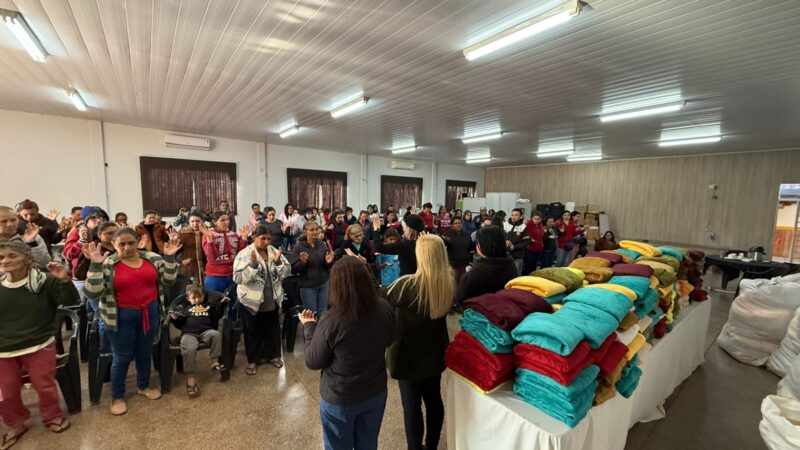 Nair Branti realiza entrega de cobertores em Douradina para família carentes