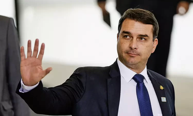 Flávio Bolsonaro pede a Trump suspensão das tarifas, mas apaga post em seguida
