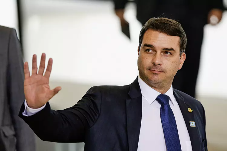 Flávio Bolsonaro pede a Trump suspensão das tarifas, mas apaga post em seguida