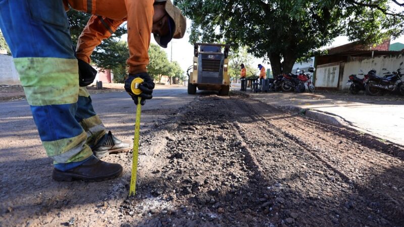 Prefeitura recupera pavimentação asfáltica na Vila Rosa com serviços de qualidade