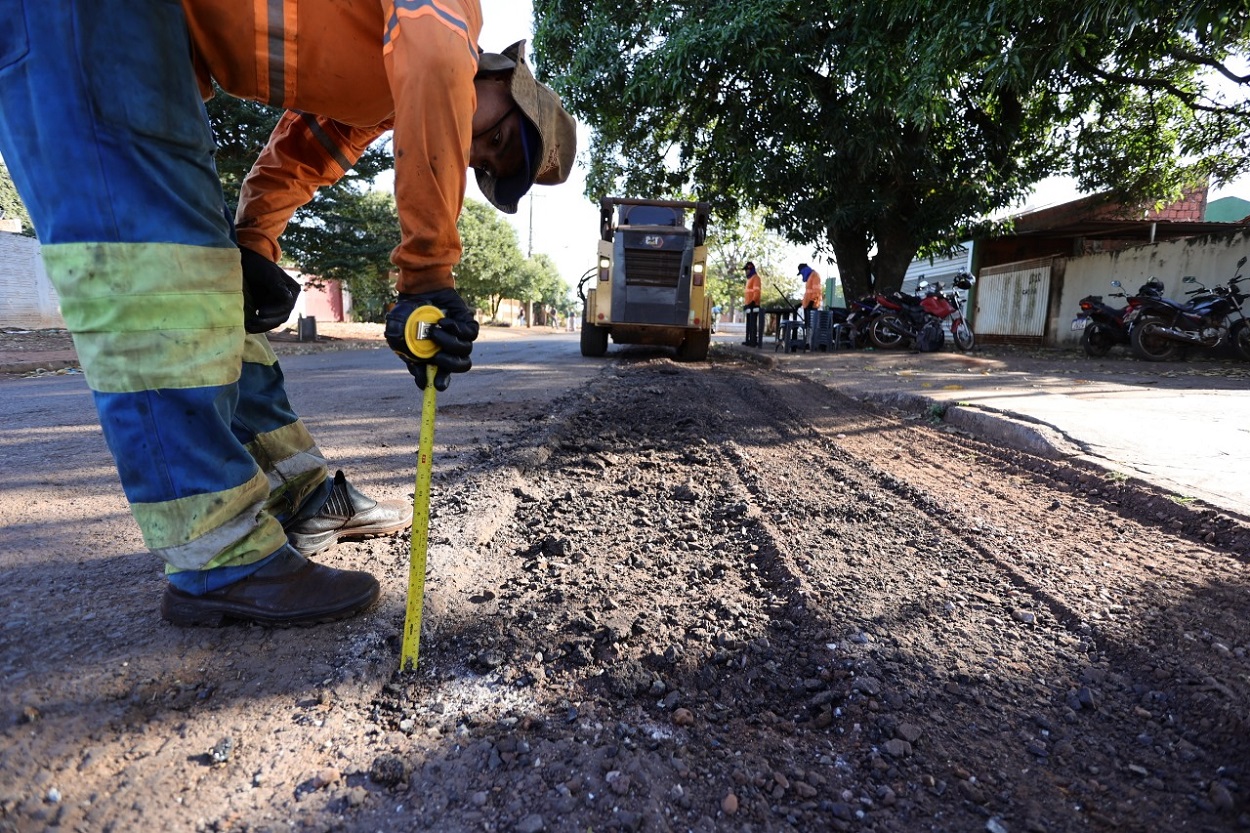 Prefeitura recupera pavimentação asfáltica na Vila Rosa com serviços de qualidade