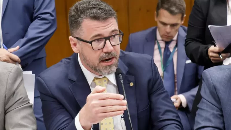 Pollon protocola 12º pedido de impeachment contra presidente Lula