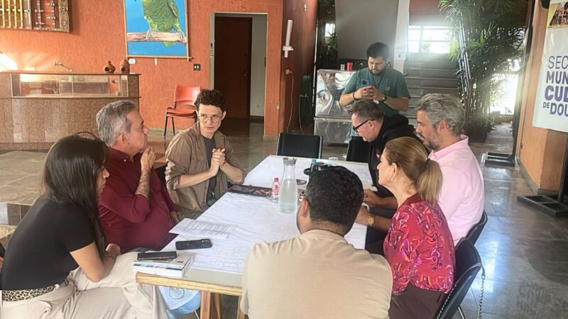 Prefeitura amplia parceria com Vander Loubet para fomentar a Cultura de Dourados