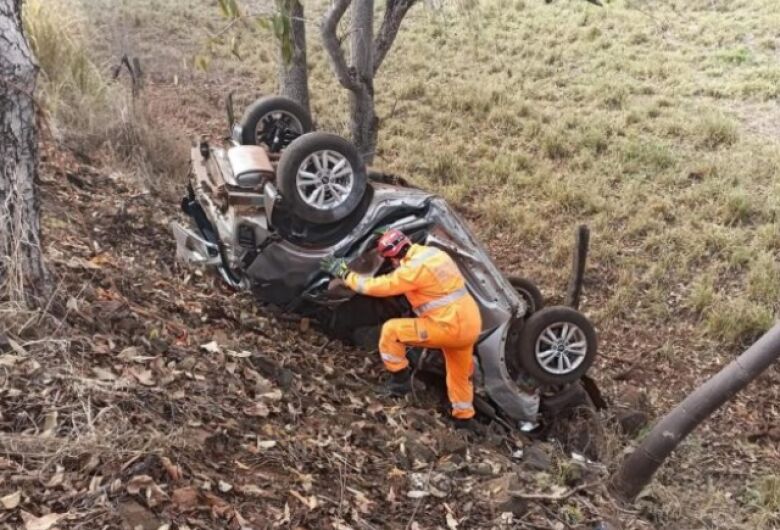 Agrônomo de Dourados morre ao perder controle de direção e bater carro contra árvore