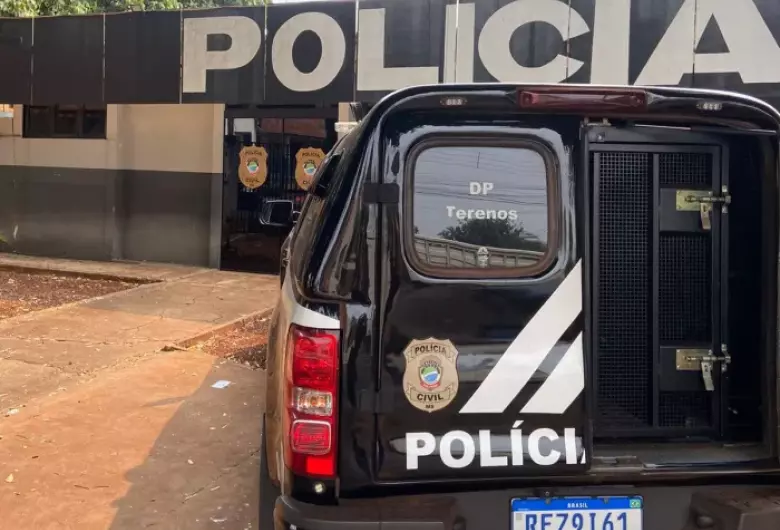 Polícia investiga se mulher foi jogada viva por amante em valeta