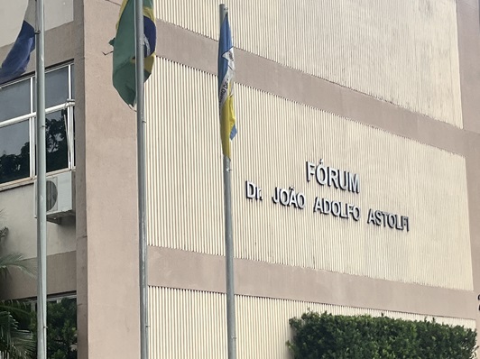 Homem que teve dois surtos em um dia é liberado com tornozeleira após audiência