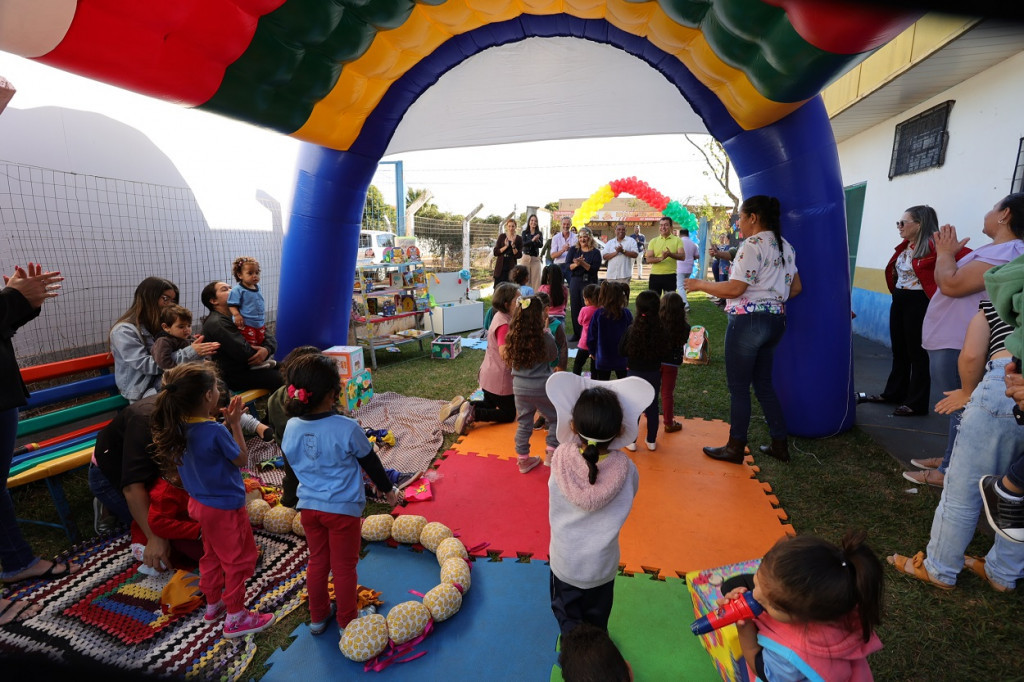 Prefeitura entrega Tendas da Leitura, livros e geladeira para a Reme