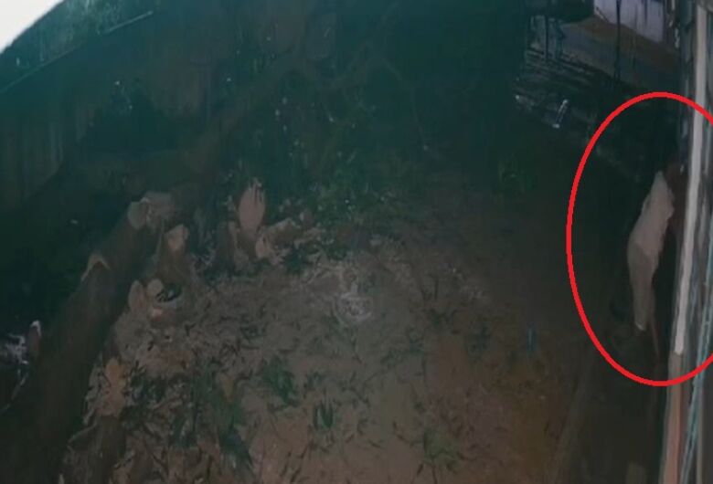 Homem com perna amputada pula muro e furta televisão de creche; veja vídeo