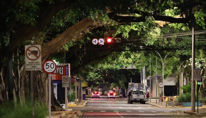 Iluminação e limpeza dão ‘nova cara’ a Dourados e população terá aplicativo para registrar demandas